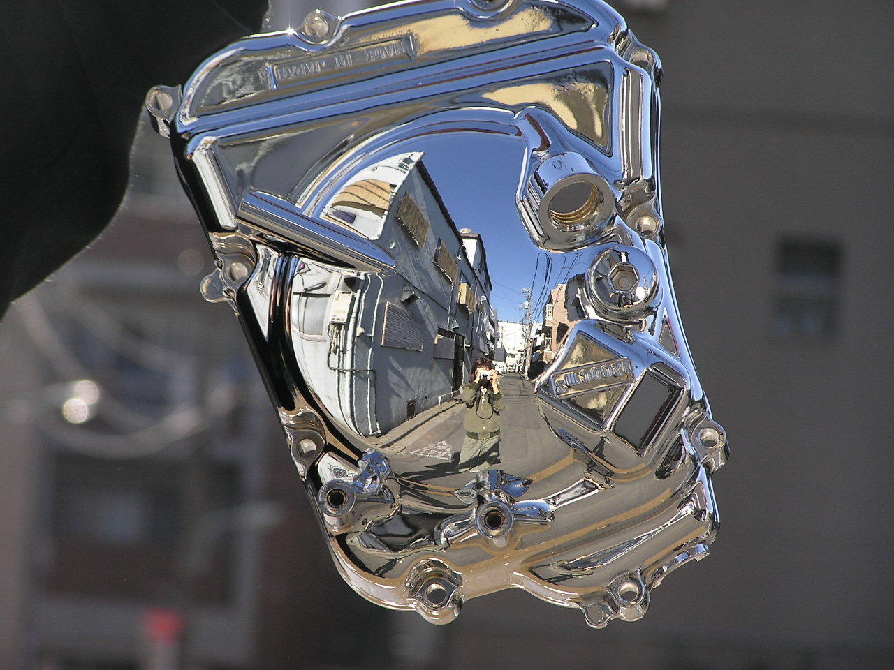 クロムメッキは素地を磨いてらから、メッキ加工することによって鏡のような美しさをえられる。