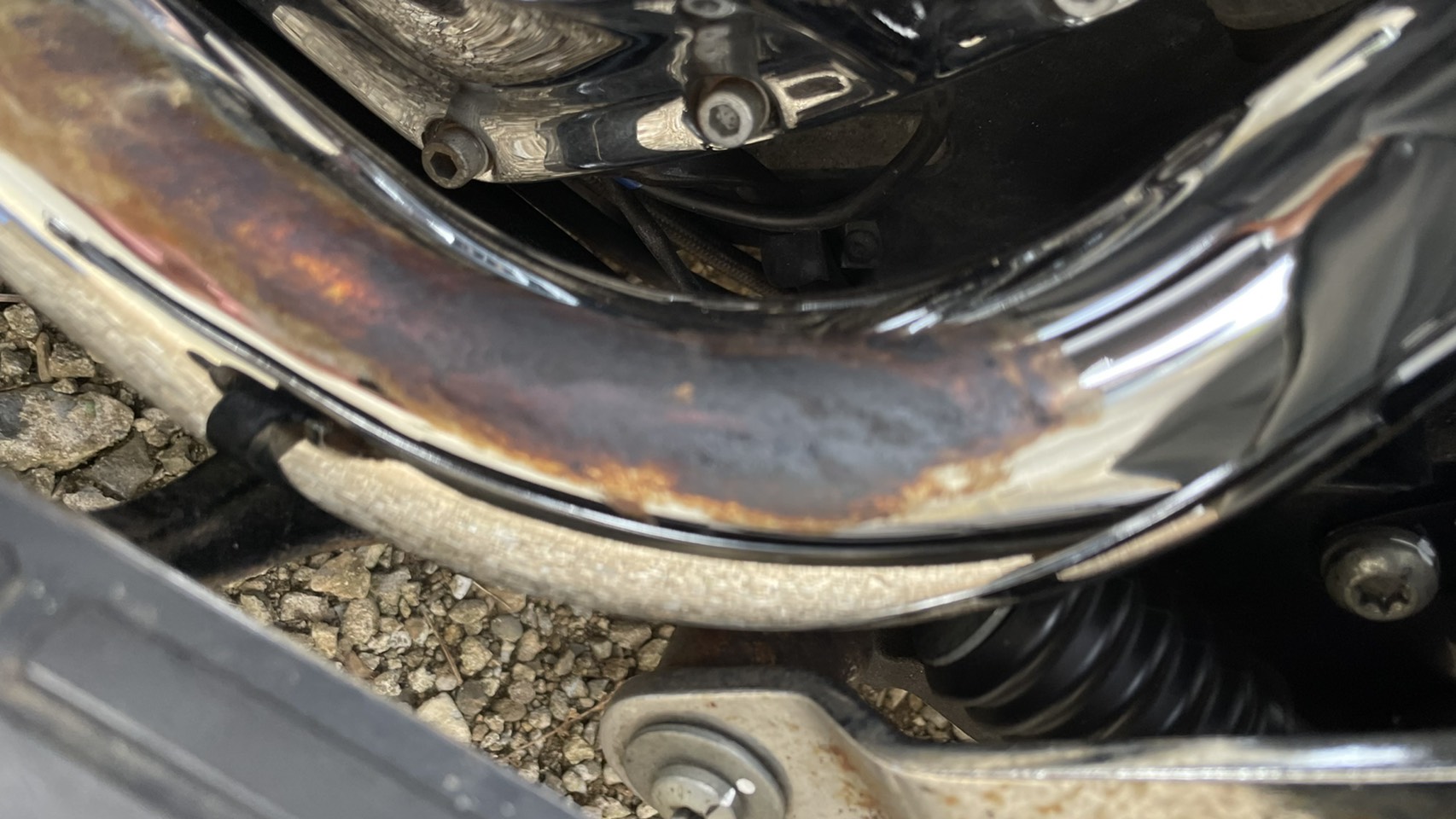 メッキパーツに焦げ付いたゴム汚れ